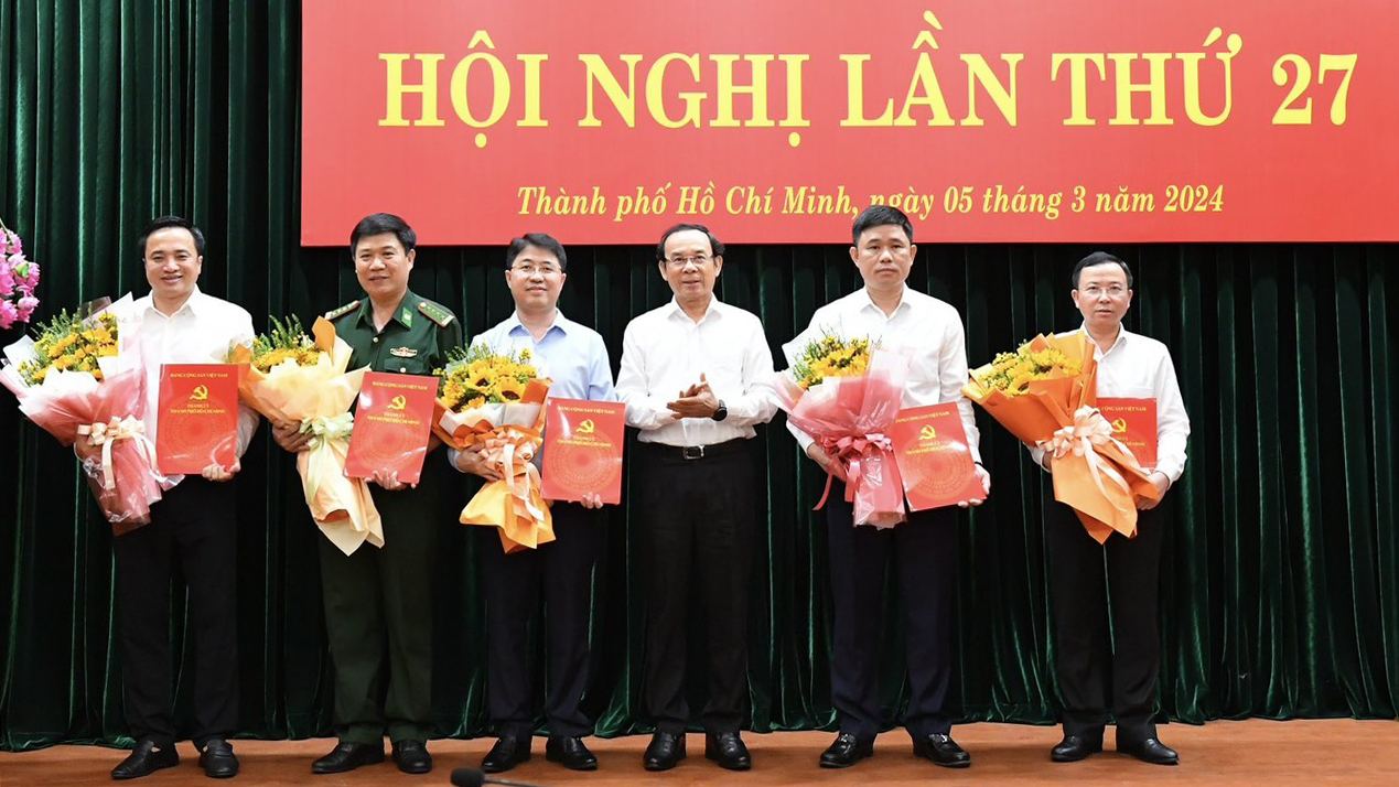 Bí thư Thành ủy TP. Hồ Chí Minh Nguyễn Văn Nên trao quyết định cho 5 đồng chí tham gia Ban Chấp hành Đảng bộ TP. Hồ Chí Minh, nhiệm kỳ 2020-2025.